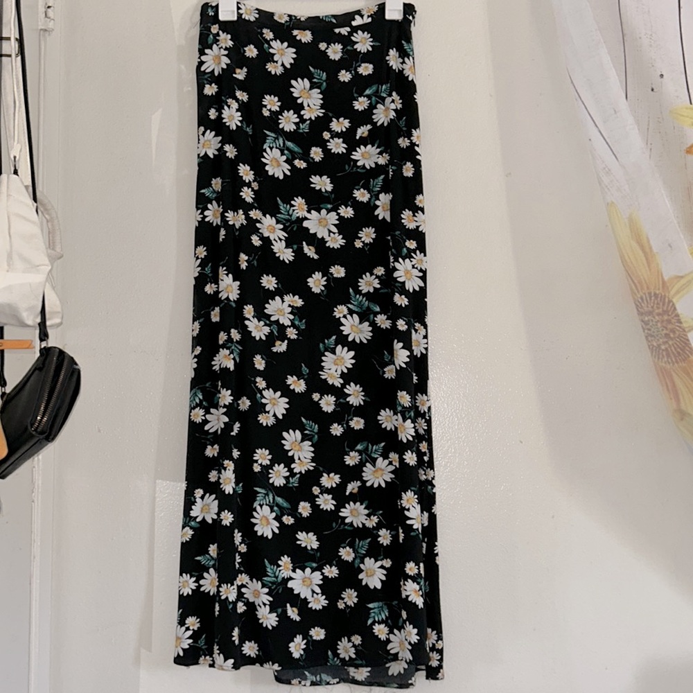 Forever 21 king daisy skirt
